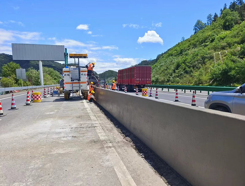 Construction of Sliding Form Paving for Guizhou Sansui NC1600 Crash Barrier